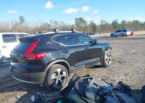 2023 Volvo Xc40 B5 Plus Bright Theme z USA, uszkodzony, nr VIN YV4L12UN0P2926079